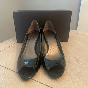 Gently used Tahari heels size 9m